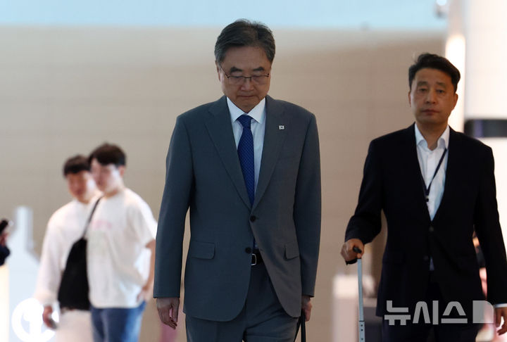 [인천공항=뉴시스] 전신 기자 = 조현 외교부 장관이 대홍수가 발생한 네팔을 방문하기 위해 5일 인천국제공항 제2여객터미널을 통해 출국하고 있다.조 장관은 현지에서 네팔 외교장관과 회담하고 활동 중인 신속대응팀 및 해외긴급구호대(KDRT)를 격려한다. 2026.09.05. photo1006@newsis.com