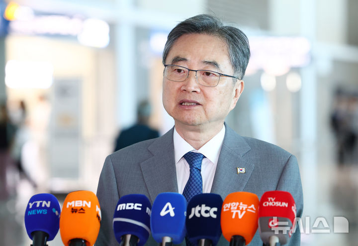[인천공항=뉴시스] 전신 기자 = 대홍수가 발생한 네팔을 방문하는 조현 외교부 장관이 5일 인천국제공항 제2여객터미널에서 출국 전 도어스테핑을 하고 있다.조 장관은 현지에서 네팔 외교장관과 회담하고 활동 중인 신속대응팀 및 해외긴급구호대(KDRT)를 격려한다. 2026.09.05. photo1006@newsis.com
