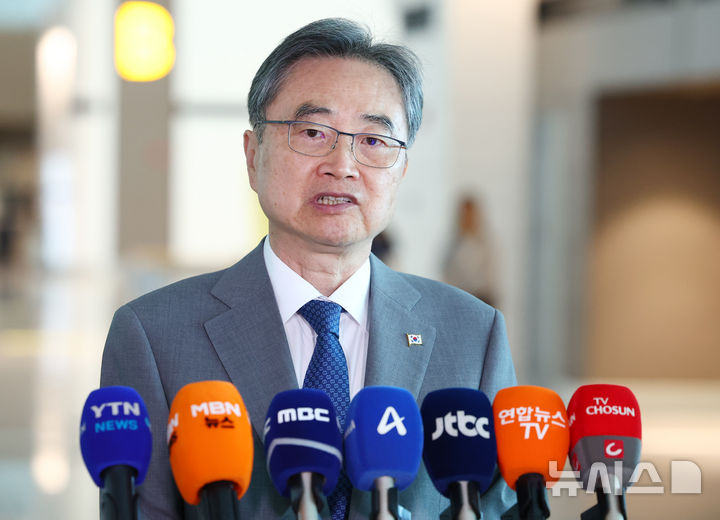[인천공항=뉴시스] 전신 기자 = 대홍수가 발생한 네팔을 방문하는 조현 외교부 장관이 5일 인천국제공항 제2여객터미널에서 출국 전 도어스테핑을 하고 있다.조 장관은 현지에서 네팔 외교장관과 회담하고 활동 중인 신속대응팀 및 해외긴급구호대(KDRT)를 격려한다. 2026.09.05. photo1006@newsis.com