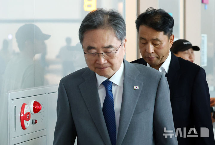 [인천공항=뉴시스] 전신 기자 = 조현 외교부 장관이 대홍수가 발생한 네팔을 방문하기 위해 5일 인천국제공항 제2여객터미널을 통해 출국하고 있다.조 장관은 현지에서 네팔 외교장관과 회담하고 활동 중인 신속대응팀 및 해외긴급구호대(KDRT)를 격려한다. 2026.09.05. photo1006@newsis.com