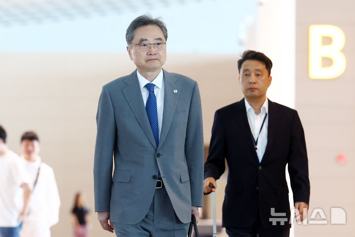 [인천공항=뉴시스] 전신 기자 = 조현 외교부 장관이 대홍수가 발생한 네팔을 방문하기 위해 5일 인천국제공항 제2여객터미널을 통해 출국하고 있다.조 장관은 현지에서 네팔 외교장관과 회담하고 활동 중인 신속대응팀 및 해외긴급구호대(KDRT)를 격려한다. 2026.09.05. photo1006@newsis.com