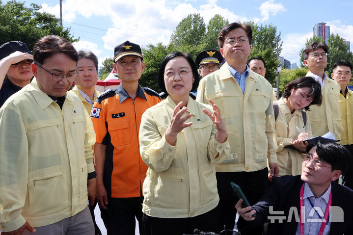 [서울=뉴시스] 김명년 기자 = 한성숙 국무총리가 5일 서울세계불꽃축제가 열리는 서울 여의도 한강공원을 찾아 서울시 관계자에게 안전관리 현장 브리핑을 받고 있다. 2026.09.05. kmn@newsis.com