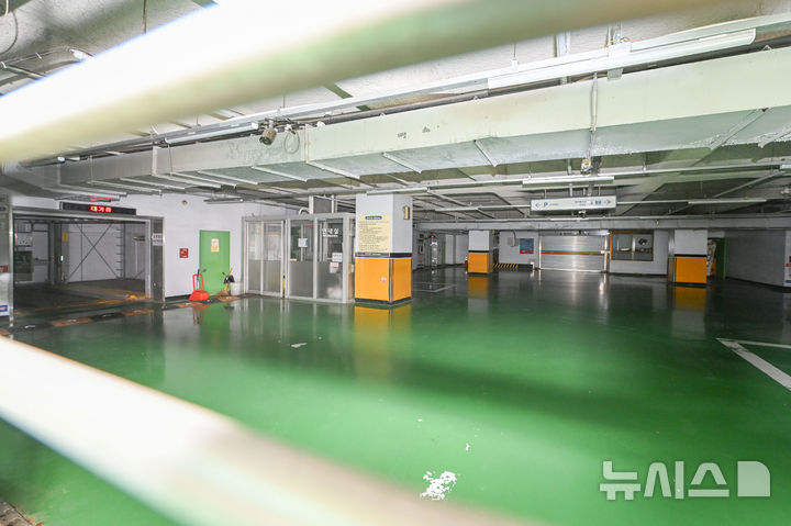 [전남광주=뉴시스] 이영주 기자 = 10월 출범하는 중대범죄수사청(이하 중수청) 광주청사가 들어설 전남광주 북구 중흥동 한경빌딩 주차장이 5일 오후 텅 비어 있다. 2026.09.05. leeyj2578@newsis.com