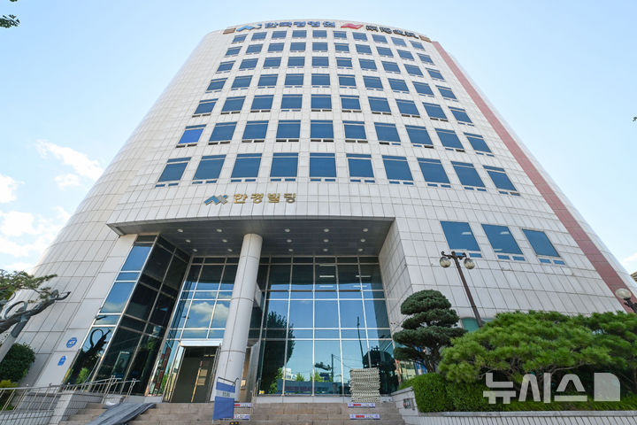 [전남광주=뉴시스] 이영주 기자 = 10월 출범하는 중대범죄수사청 광주청사가 들어설 전남광주 북구 중흥동 한경빌딩 주변에 5일 오후 내부 철거 과정에서 나온 물품들이 쌓여 있다. 2026.09.05. leeyj2578@newsis.com