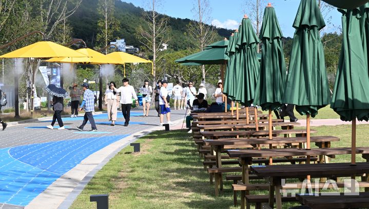 [여수=뉴시스] 이현행 기자 = 5일 오후 전남광주 여수시 돌산읍 진모지구에서 개막한 2026 여수세계섬박람회장의 파라솔이 접혀있다. 2026.09.05. lhh@newsis.com 02026.09.05. lhh@newsis.com