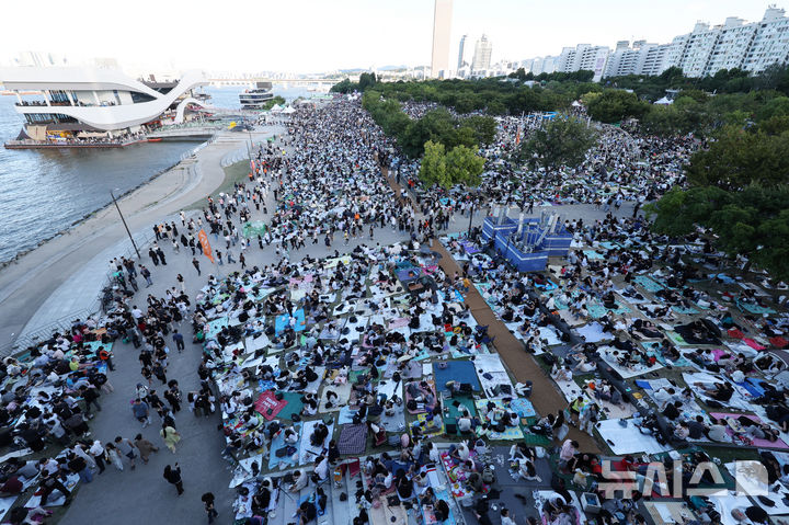 [서울=뉴시스] 김명년 기자 = 5일 '2026 서울세계불꽃축제'가 열리는 서울 여의도 한강공원에서 관람객들이 축제 시작을 기다리고 있다. 2026.09.05. kmn@newsis.com