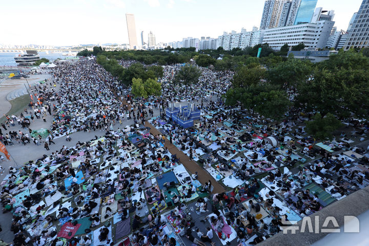 [서울=뉴시스] 김명년 기자 = 5일 '2026 서울세계불꽃축제'가 열리는 서울 여의도 한강공원에서 관람객들이 축제 시작을 기다리고 있다. 2026.09.05. kmn@newsis.com