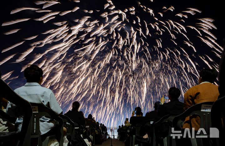 [서울=뉴시스] 김명년 기자 = 5일 서울 여의도 한강공원 일대에서 열린 '서울세계불꽃축제 2026'에서 화려한 불꽃이 밤하늘을 수놓고 있다. 2026.09.05. kmn@newsis.com