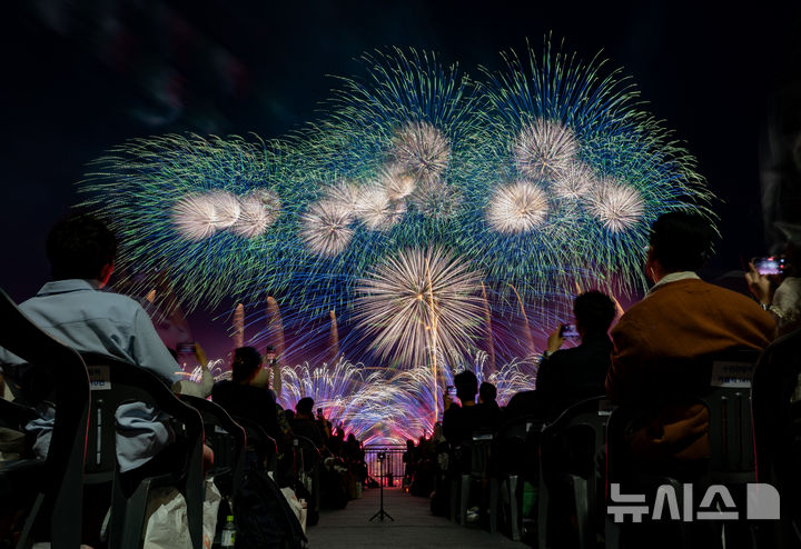 [서울=뉴시스] 김명년 기자 = 5일 서울 여의도 한강공원 일대에서 열린 '서울세계불꽃축제 2026'에서 화려한 불꽃이 밤하늘을 수놓고 있다. 2026.09.05. kmn@newsis.com