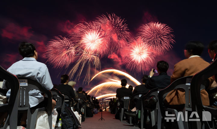 [서울=뉴시스] 김명년 기자 = 5일 서울 여의도 한강공원 일대에서 열린 '서울세계불꽃축제 2026'에서 화려한 불꽃이 밤하늘을 수놓고 있다. 2026.09.05. kmn@newsis.com