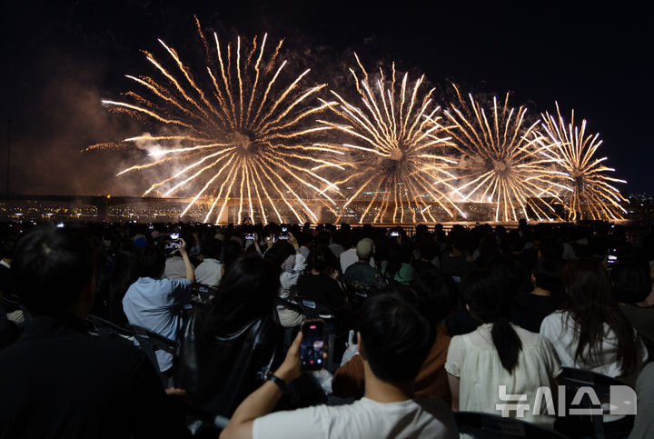 [서울=뉴시스] 김명년 기자 = 5일 서울 여의도 한강공원 일대에서 열린 '서울세계불꽃축제 2026'에서 화려한 불꽃이 밤하늘을 수놓고 있다. 2026.09.05. kmn@newsis.com