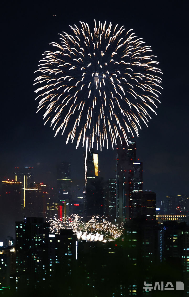 [서울=뉴시스] 전신 기자 = 5일 서울 여의도 한강공원 일대에서 열린 '서울세계불꽃축제 2026'에서 화려한 불꽃이 밤하늘을 수놓고 있다. 2026.09.05. photo1006@newsis.com