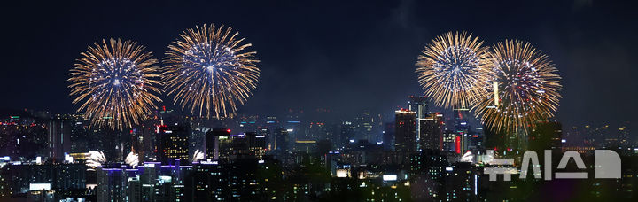 [서울=뉴시스] 전신 기자 = 5일 서울 여의도 한강공원 일대에서 열린 '서울세계불꽃축제 2026'에서 화려한 불꽃이 밤하늘을 수놓고 있다. 2026.09.05. photo1006@newsis.com