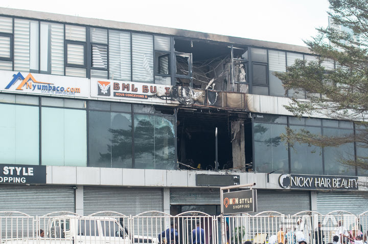 [링왈라( 콩고)=AP/뉴시스] 콩고 수도 킨샤사의 링왈라에서 9월 5일 결혼 파티장에 화재가 나서 22명이 사망한 뒤 불에탄 건물의 모습. 2026.09.06. 