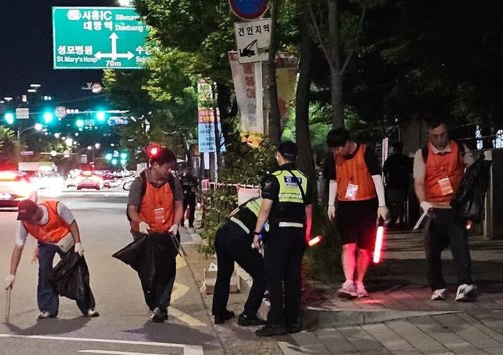 [서울=뉴시스] 지난 5일 서울 여의도 한강공원 일대에서 열린 '한화와 함께하는 서울세계불꽃축제 2026'가 끝난 뒤 주변 쓰레기를 줍고 행사장을 정리하는 한화 임직원 봉사단 모습. (사진=한화그룹 제공) 2026.09.06 photo@newsis.com *재판매 및 DB 금지
