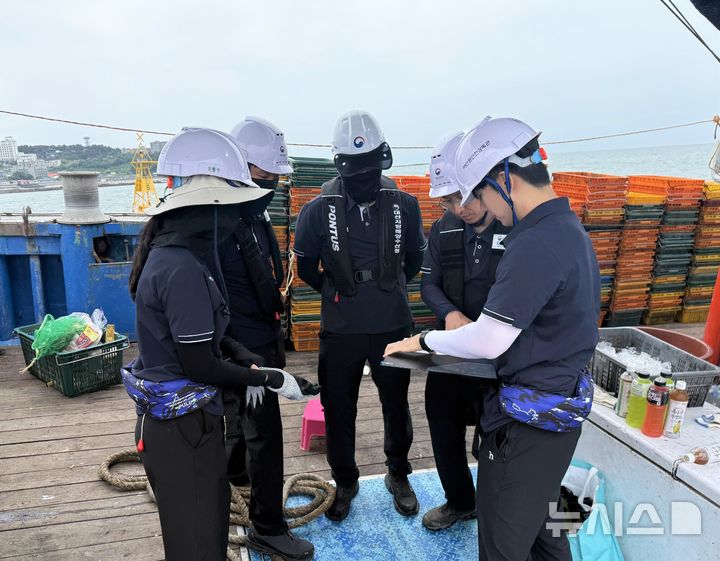 [서울=뉴시스] 해양수산부 어선원안전감독관과 한국해양교통안전공단(KOMSA) 중부어선원안전보건센터 직원이 어선승선실습을 위한 출항 전 안전점검회의를 진행하고 있다.