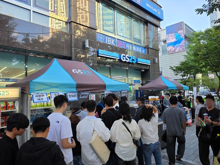 [서울=뉴시스] 서울불꽃축제에 약 100만명의 인파가 몰리면서 인근 편의점들이 '불꽃 특수'를 톡톡히 누렸다. 불꽃축제 당일 한강공원 인근 지점 매장 모습. (사진=GS리테일 제공) 2026.09.06. photo@newsis.com *재판매 및 DB 금지
