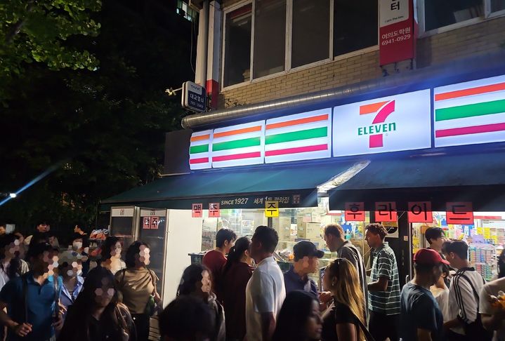 [서울=뉴시스] 서울불꽃축제에 약 100만명의 인파가 몰리면서 인근 편의점들이 '불꽃 특수'를 톡톡히 누렸다. 불꽃축제 당일 한강공원 인근 지점 매장 모습. (사진=세븐일레븐 제공) 2026.09.06. photo@newsis.com *재판매 및 DB 금지