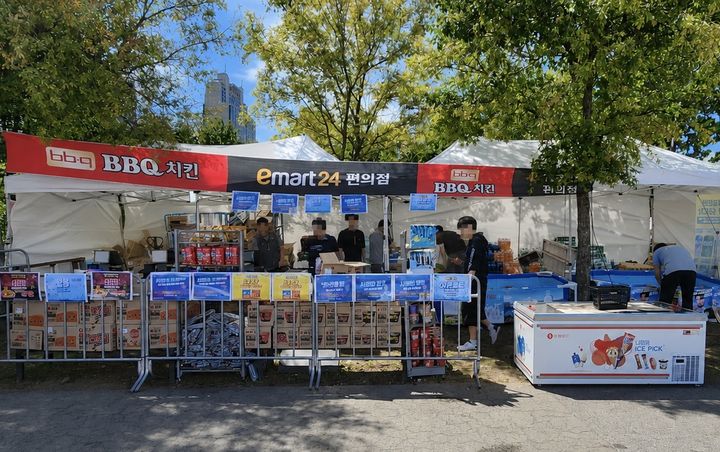 [서울=뉴시스] 서울불꽃축제에 약 100만명의 인파가 몰리면서 인근 편의점들이 '불꽃 특수'를 톡톡히 누렸다. 이마트24 불꽃놀이 축제 임시매장 모습. (사진=이마트24 제공) 2026.09.06. photo@newsis.com *재판매 및 DB 금지