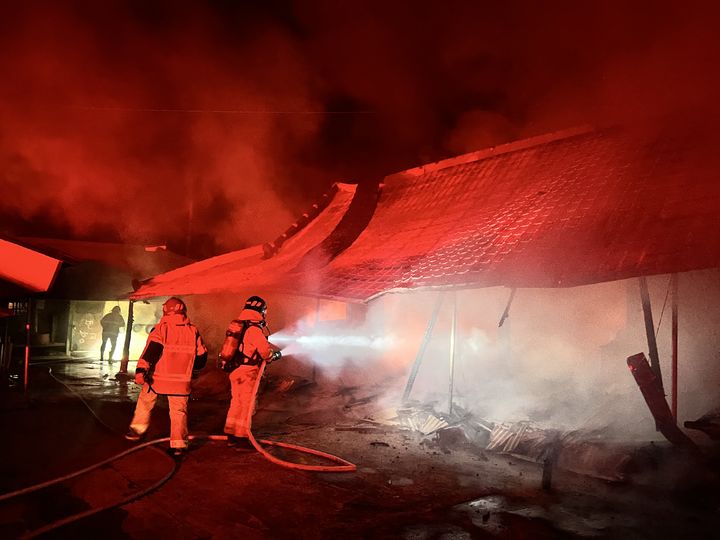 [정읍=뉴시스] 6일 오전 1시37분께 전북 정읍시 영원면의 한 주택에서 불이 나 진화작업이 이뤄지고 있다. (사진=전북도소방본부 제공) 2026.09.06. photo@newsis.com *재판매 및 DB 금지