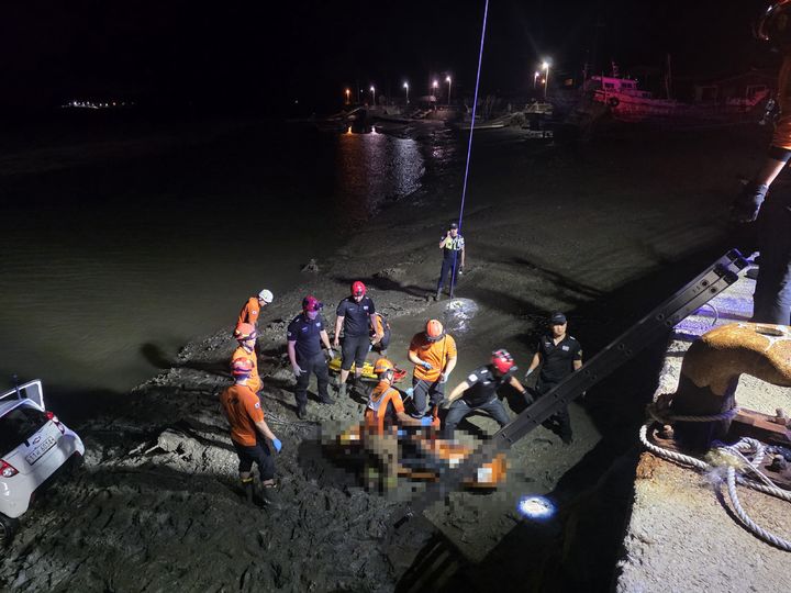 [고창=뉴시스] 6일 오전 2시14분께 전북 고창군 해리면의 동호항 선착장 4m 아래에서 차량 한 대가 추락해 인양 작업이 이뤄지고 있다. (사진=전북도소방본부 제공) 2026.09.06. photo@newsis.com *재판매 및 DB 금지