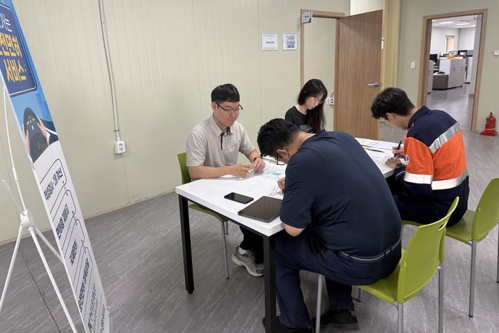 [서울=뉴시스] 고려아연 온산제련소가 울산운전면허시험장과 함께 올해 두 번째 '찾아가는 이동민원 서비스'를 운영했다. 사진은 이번 활동에 참여한 고려아연 직원들. (사진=고려아연 제공) 2026.09.06 photo@newsis.com *재판매 및 DB 금지