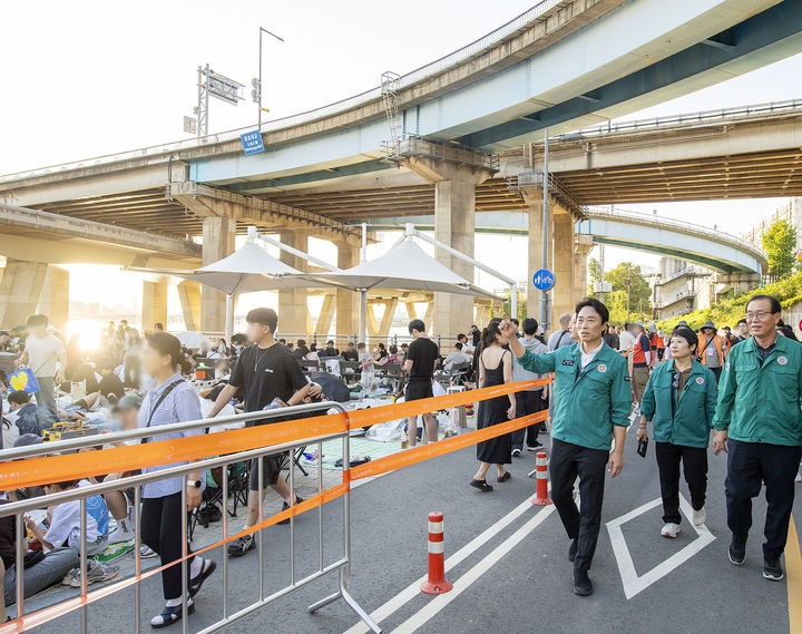 [서울=뉴시스] 김경대 서울 용산구청장이 5일 오후 서울세계불꽃축제 현장을 찾아 한강공원 내 시민 밀집지역의 보행 동선과 안전관리 상황을 점검하고 있다. (사진=용산구 제공) 2026.09.06. photo@newsis.com *재판매 및 DB 금지
