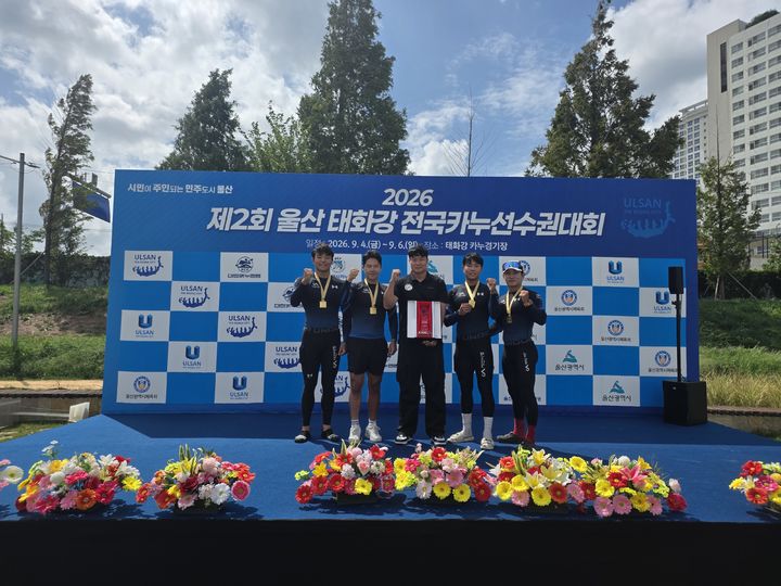 [서산=뉴시스] 대한카누연맹 사상 첫 남자 일반부 전종목 석권 종합우승을 차지한 서산시청 카누선수단이 6일 울산 태화강 제44회 전국카누선수권대회가 열린 경기장에서 종합우승을 차지한 후 금메달을 목에 걸고 기념 사진을 찍고 있다(사진 왼쪽부터 김지우, 최지성, 박민호(감독), 김진호, 나재영). (사진=서산시 제공) 2026.09.06 photo@newsis.com *재판매 및 DB 금지