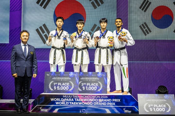 [서울=뉴시스] 무주 태권도원 2026 세계 태권도 그랑프리 남자 58㎏급 시상식 장면. 왼쪽부터 박태준, 배준서, 서은수. (사진=태권도진흥재단 제공) *재판매 및 DB 금지