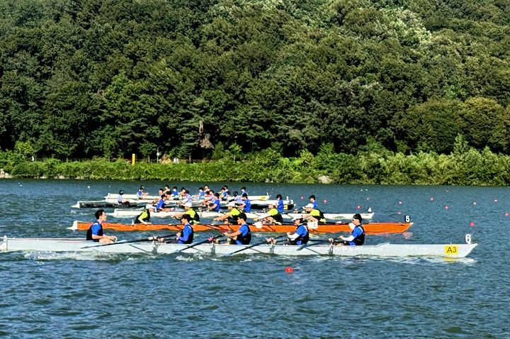 [용인=뉴시스] 6일 기흥호수에 마련된 조정 경기장에서 선수들이 물살을 가르며 2km에 이르는 레이스를 펼치고 있다. (사진=용인시조정협회 제공) 2026.09.06.photo@newsis.com *재판매 및 DB 금지