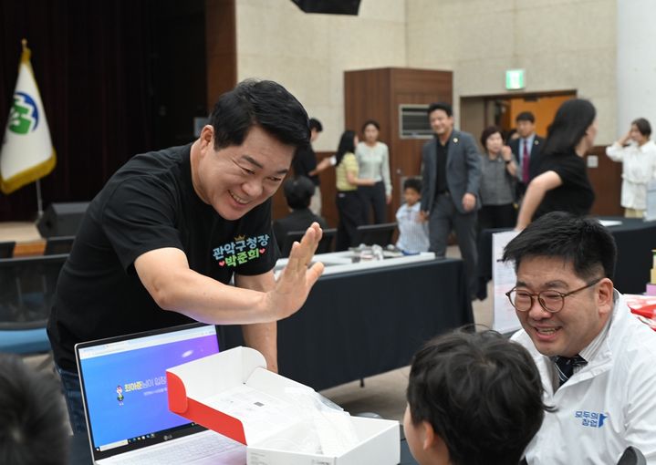 [서울=뉴시스] 박준희 관악구청장이 지난 5일 관악S밸리 청소년 로봇경진대회 참가 학생과 하이파이브하고 있다. (사진=관악구 제공) 2026.09.06. photo@newsis.com *재판매 및 DB 금지