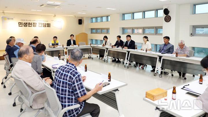 [시흥=뉴시스] 시흥시의회가 최근 검바위초등학교 학부모, 사업 시행사·시공사, 시청 담당 부서와 간담회를 열고 통학로 주변 위험 요소 제거를 위한 구체적 대안을 논의하고 있다.(사진=시흥시의회 제공).2026.09.06.caleb@newsis.com