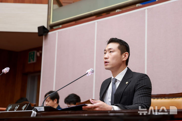 [군포=뉴시스] 군포시의회 국민의힘 박상현 의원이 문화·복지·노동·안전 등 ‘생활 밀착 4개 조례’ 제정을 발의하고 있다. (사진=박상현 의원 제공).2026.09.06.caleb@newsis.com