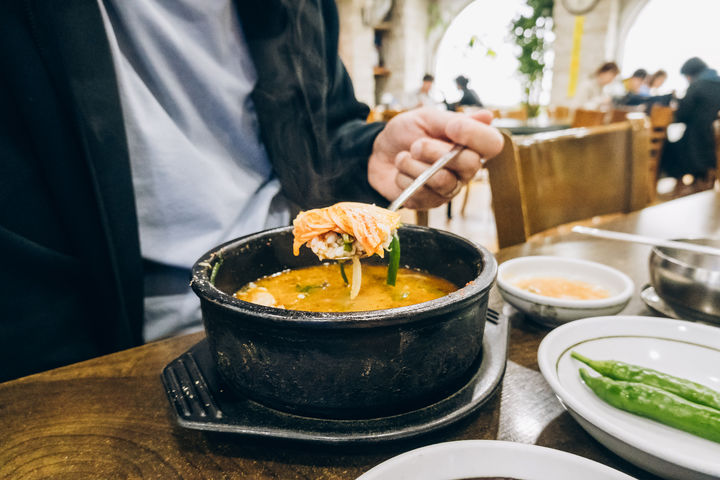 [서울=뉴시스]점심시간 혼자 순대국을 먹던 손님이 식사 도중 자리를 옮긴 데 이어 낯선 사람과 강제로 합석하게 됐다는 사연이 전해져 논란이 일고 있다. (사진=유토이미지) 2026.09.06