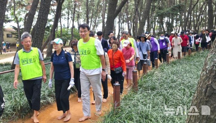 [포항=뉴시스] 5일 포항 송도 솔밭과 송도해수욕장 일원에서 열린 '제4회 대한민국 맨발 걷기 축제' 2026.09.06. photo@newsis.com