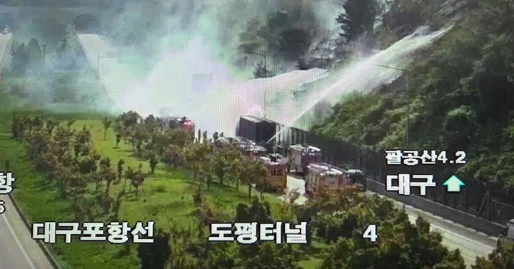 [대구=뉴시스] 대구포항고속도로 도평터널 인근 화물차 화재 현장 (사진=대구소방안전본부 제공) 2026.09.06. photo@newsis.com *재판매 및 DB 금지