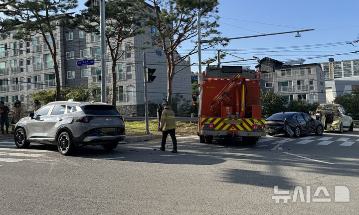 [함평=뉴시스] 6일 오후 4시34분께 전남광주 함평군 함평읍 한 교차로에서 스포츠유틸리티(SUV) 택시와 승용차가 충돌해 3명이 경상을 입었다. (사진=전남광주소방본부 제공) 2026.09.06. photo@newsis.com