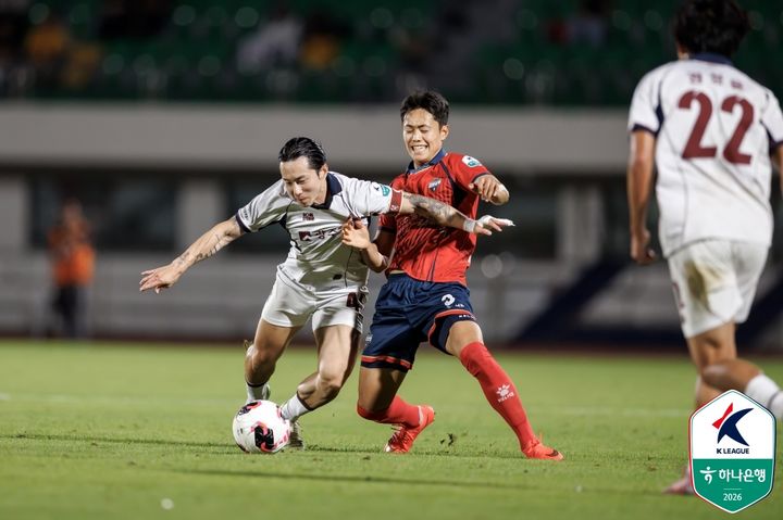 [서울=뉴시스] 프로축구 K리그1 광주FC의 신창무(왼쪽), 김천 상무의 박철우. (사진=한국프로축구연맹 제공)