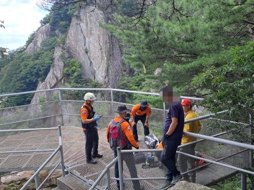[완주=뉴시스] 6일 오전 11시19분께 전북 완주군 운주면 대둔산의 전망대에서 등산객 A(60대)씨가 약 3m 아래로 떨어져 구조대원들이 구조 작업을 벌이고 있다. (사진=전북도소방본부 제공) 2026.09.06. photo@newsis.com *재판매 및 DB 금지