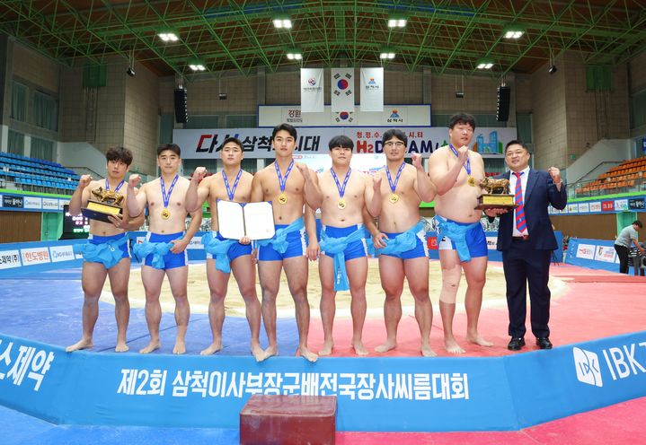 [서울=뉴시스] 제주특별자치도청, 제2회 삼척이사부장군배전국장사씨름대회 남자 일반부 단체전 우승. (사진=대한씨름협회 제공)