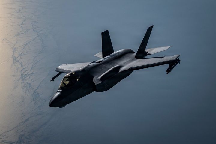 [서울=뉴시스] 미 중부사령부(CENTCOM)이 6일(현지 시간) 대(對) 이란 해상봉쇄를 강화하면서 상선 92척의 항로를 변경했다고 밝혔다. 사진은 미 공군 F-35A 스텔스 전투기가 역내 항공을 순찰하는 모습. (출처=중부사 X). 2026.09.06. *재판매 및 DB 금지