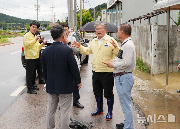 [영광=뉴시스] 장세일 영광군수(오른쪽 두 번째)가 최근 극한 호우로 관내에 극심한 수해 피해가 발생한 가운데 정부의 특별재난지역 선포 요건 충족을 위해 공공시설은 물론 주택·상가·농경지·농업시설 등 사유 시설까지 피해 현장 파악에 행정력을 모으고 있다. (사진=영광군 제공) photo@newsis.com *재판매 및 DB 금지