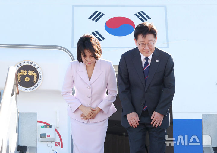 [성남=뉴시스] 조성봉 기자 = 프랑스를 국빈 방문하는 이재명 대통령과 김혜경 여사가 6일 경기 성남 서울공항에서 공군1호기에 탑승해 인사하고 있다. 2026.09.06. suncho21@newsis.com