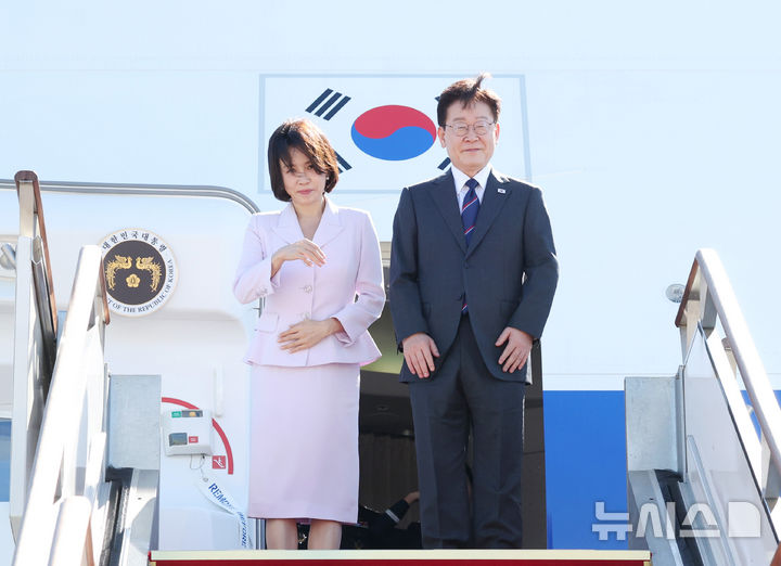 [성남=뉴시스] 조성봉 기자 = 프랑스를 국빈 방문하는 이재명 대통령과 김혜경 여사가 6일 경기 성남 서울공항에서 공군1호기에 탑승해 인사하고 있다. 2026.09.06. suncho21@newsis.com