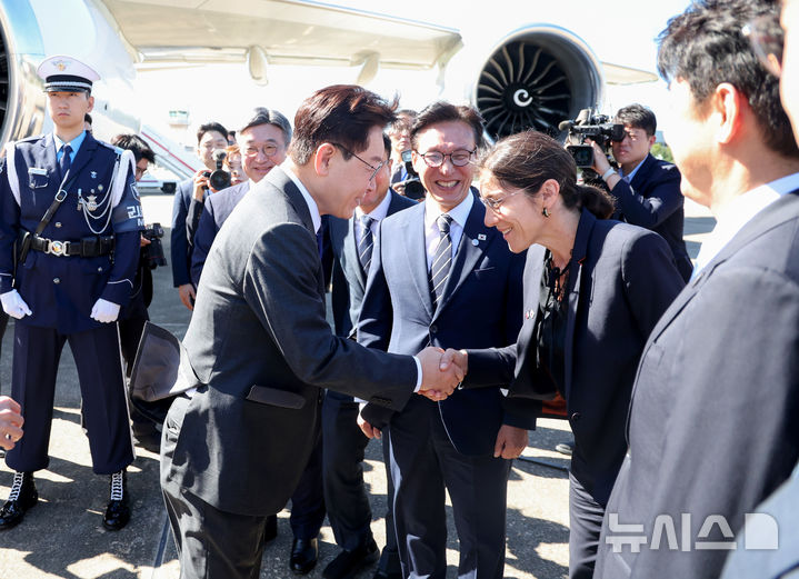 [성남=뉴시스] 조성봉 기자 = 프랑스를 국빈 방문하는 이재명 대통령이 6일 경기 성남 서울공항에서 공군1호기로 향하며 필로멘 로뱅 피에롱 주한 프랑스 대사대리와 인사하고 있다. 2026.09.06. suncho21@newsis.com