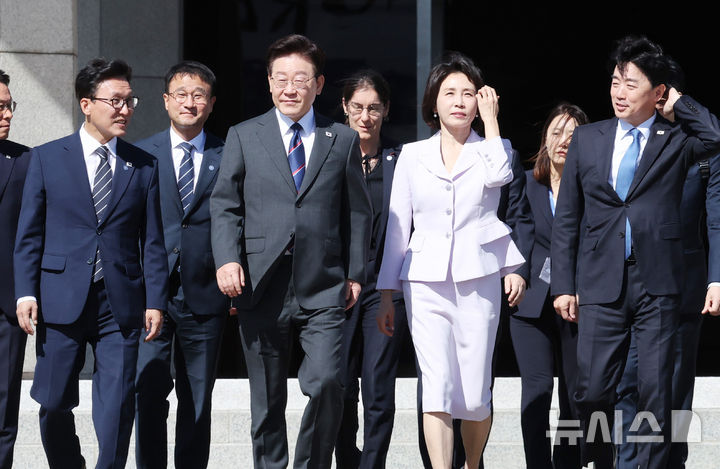 [성남=뉴시스] 조성봉 기자 = 프랑스를 국빈 방문하는 이재명 대통령이 6일 경기 성남 서울공항에서 공군1호기로 향하며 김민석 더불어민주당 대표와 대화를 하고 있다. 2026.09.06. suncho21@newsis.com