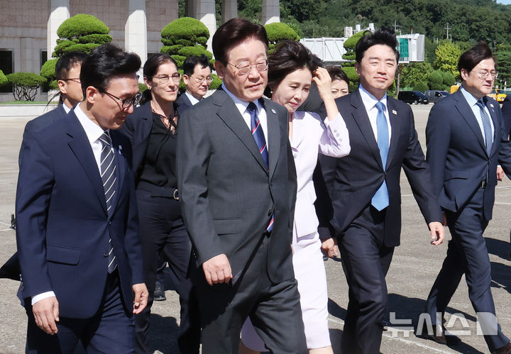 [성남=뉴시스] 조성봉 기자 = 프랑스를 국빈 방문하는 이재명 대통령과 김혜경 여사가 6일 경기 성남 서울공항에서 공군1호기로 향하고 있다. 2026.09.06. suncho21@newsis.com