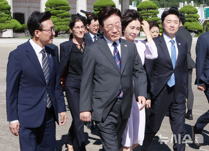 [성남=뉴시스] 조성봉 기자 = 프랑스를 국빈 방문하는 이재명 대통령이 6일 경기 성남 서울공항에서 공군1호기로 향하며 김민석 더불어민주당 대표와 대화를 하고 있다. 2026.09.06. suncho21@newsis.com