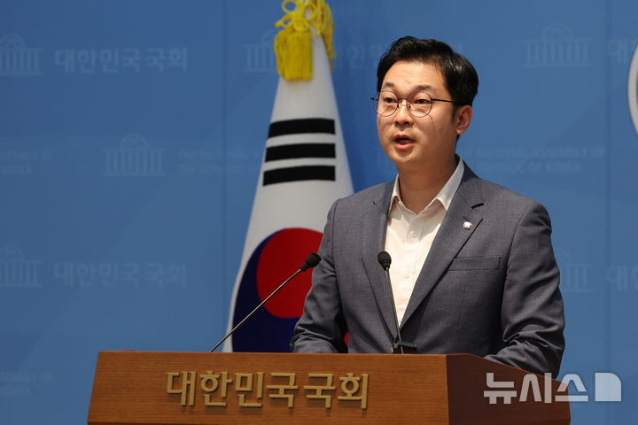 [서울=뉴시스] 김근수 기자 = 김동아 더불어민주당 의원이 지난 6일 오후 서울 여의도 국회 소통관에서 수사기록 불법유출 한동훈 의원 고발 기자회견을 하고 있다. 2026.09.06. ks@newsis.com