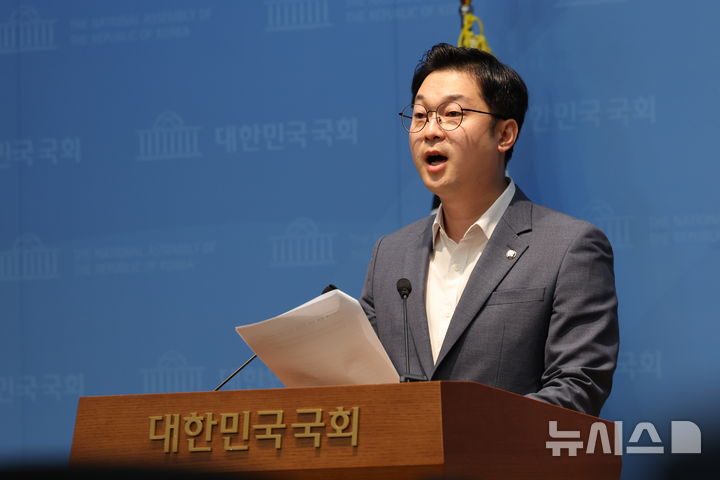 [서울=뉴시스] 김근수 기자 = 김동아 더불어민주당 의원이 6일 오후 서울 여의도 국회 소통관에서 수사기록 불법유출 한동훈 의원 고발 기자회견을 하고 있다. 2026.09.06. ks@newsis.com